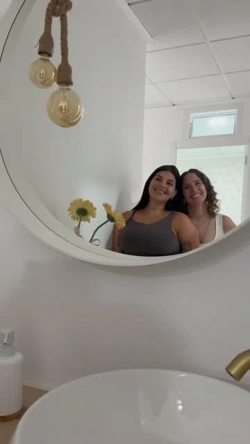Duas mulheres a sorrir ao espelho, no estúdio