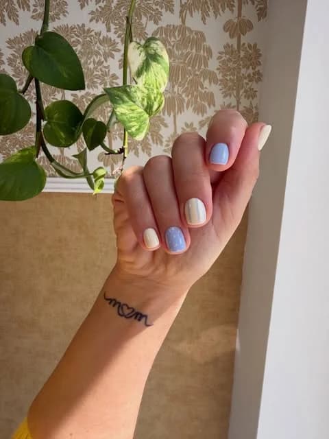 Unhas em tons pastel diferentes em cada dedo